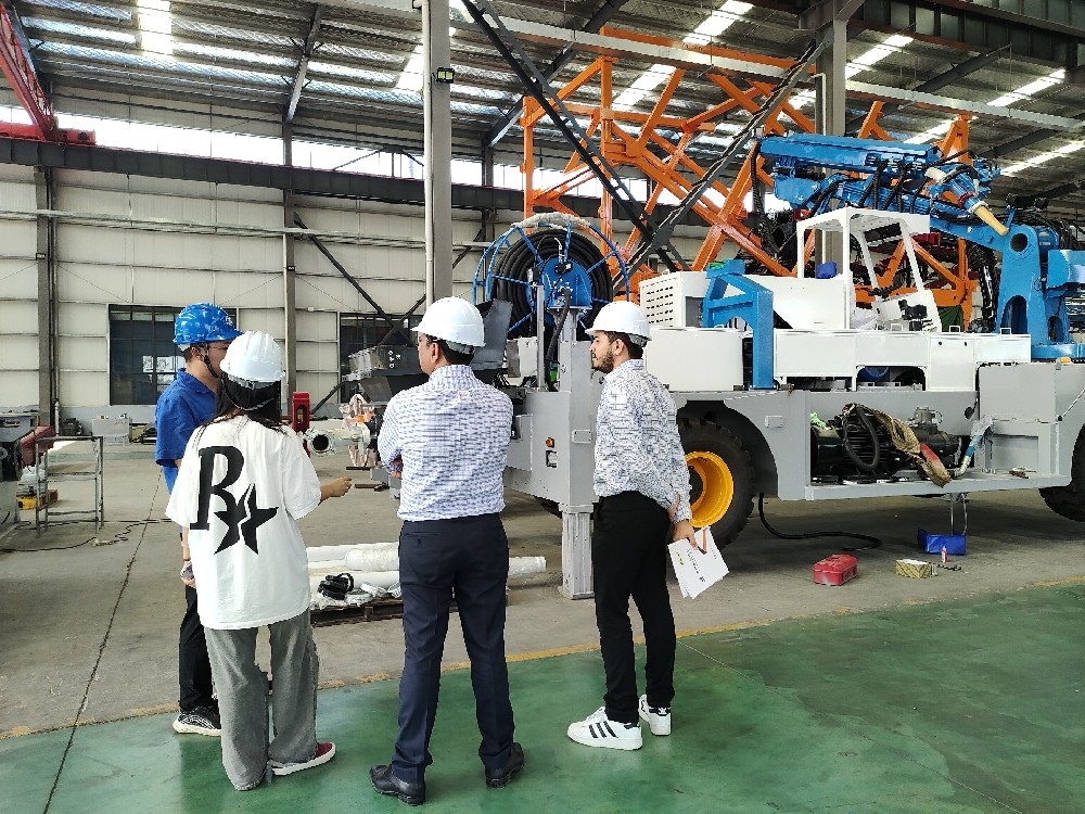 2025年7月印(yìn)度客戶到訪焦作www.17c機械廠區